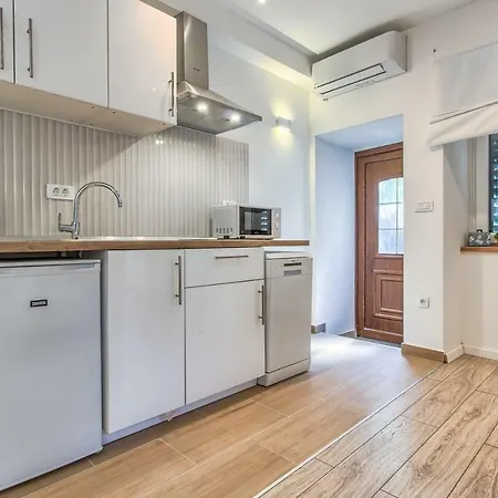 Felicity Studio In The Center Apartment Split